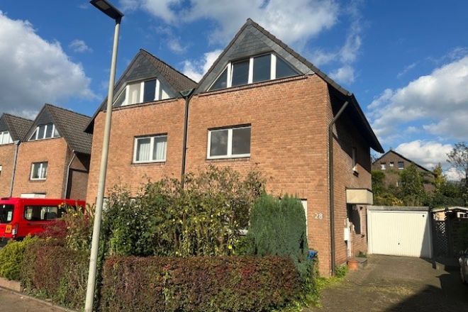 Doppelhaushälfte mit Garten und Garage in Top-Lage von  Oberhausen-Sterkrade