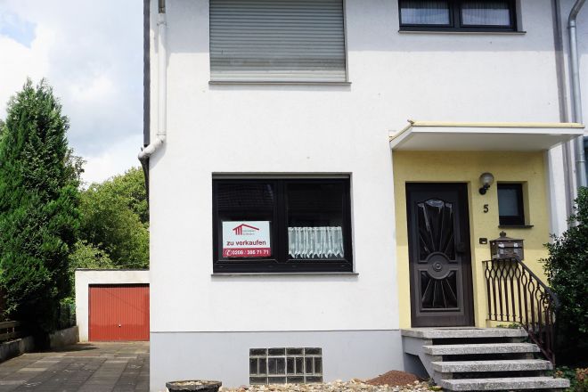 Reiheneckhaus mit großem Grundstück und Garage in Oberhausen-Sterkrade