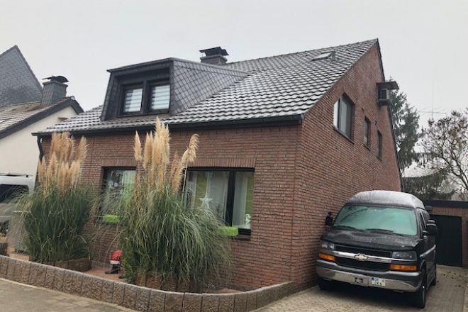 Freistehendes Zweifamilienhaus mit Schwimmteich u. 2 Garagen in Oberhausen-Sterkrade