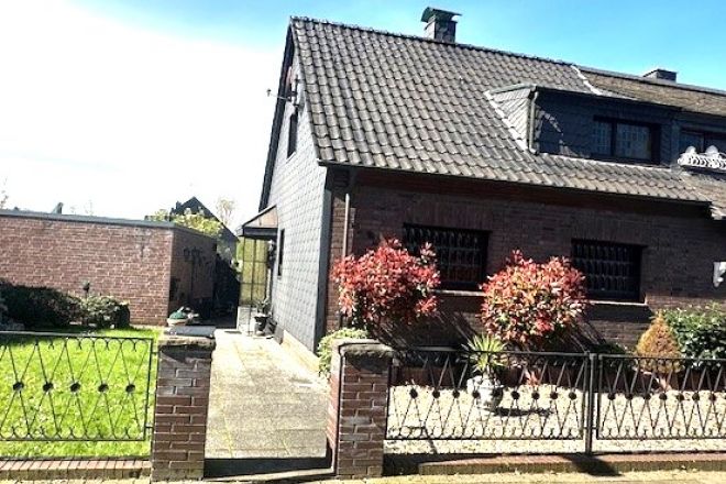 Sanierungsbedürftige Doppelhaushälfe mit Garten und Garage in Oberhausen-Sterkrade