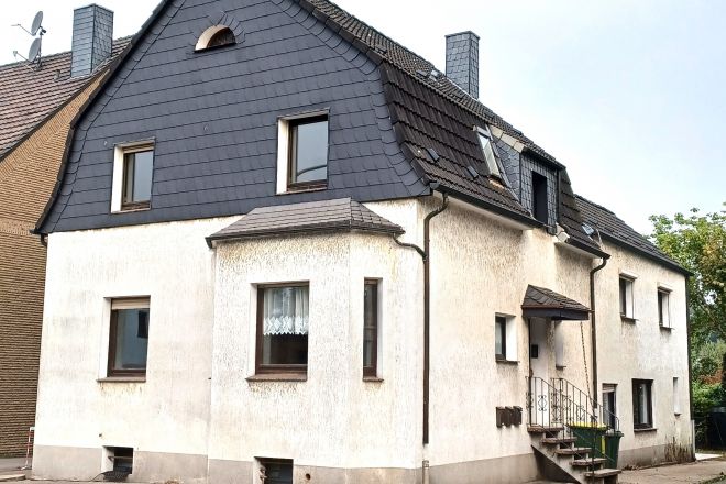 Sanierungsbedürftiges Mehrfamilienhaus mit Garten und großer Garage in Oberhausen-Sterkrade