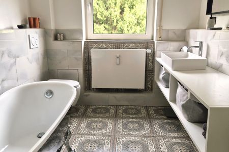 Badezimmer mit Badewanne