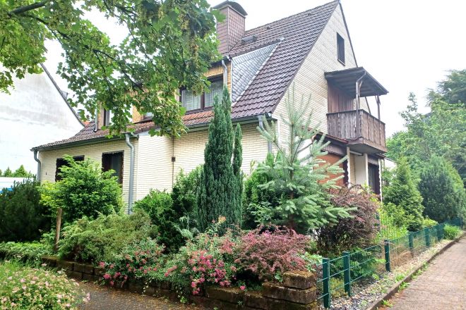 Freistehendes Einfamilienhaus mit Einliegerwohnung, Garten und großer Garage in OB-Dümpten