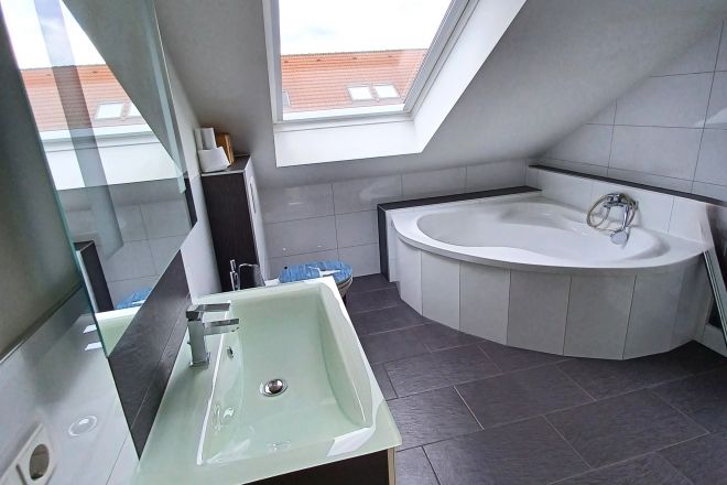 Neuwertiges Reihenmittelhaus mit 2 überdachte PKW-Stellplätzen und Garten in Duisburg-Walsum