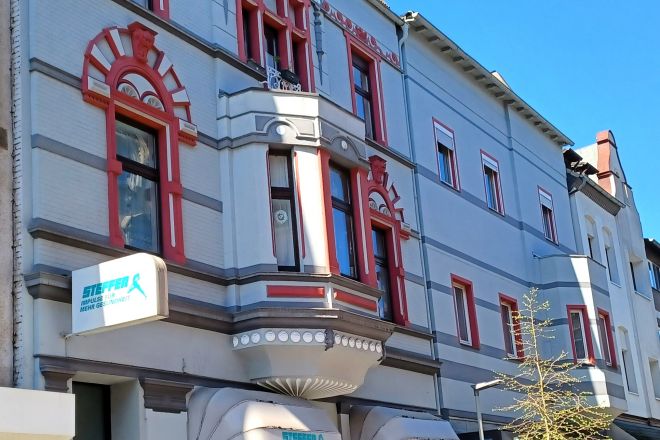 -Interessante Kapitalanlage- 2 gut vermietete Mehrfamilienhäuser mit insgesamt 10 Wohneinheiten, einem großen Ladenlokal, sowie einem Garagenhof mit 7 Garagen in Oberhausen Stadtmitte zu verkaufen !