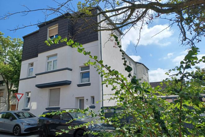 Top saniertes Zweifamilienhaus mit zwei Wohnungen - langfristig vermietet in in Oberhausen-Rothebusch