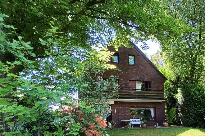 Freistehendes Einfamilienhaus mit parkähnlichem Grundstück und Garage in Oberhausen-Sterkrade!